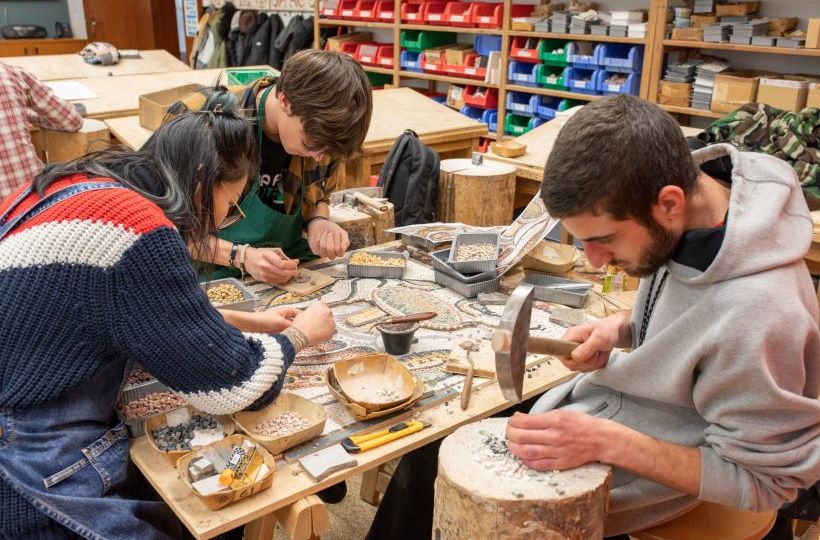 allievi del primo corso impegnati nell'esecuzione di un mosaico in stile romano